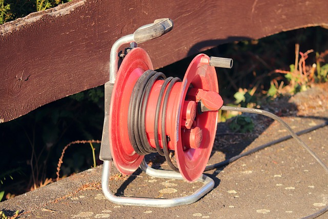 Rote Kabeltrommel outdoor im Einsatz