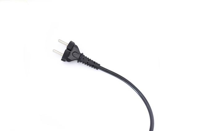 Schwarzer Schuko-Stecker eines Verlängerungskabels